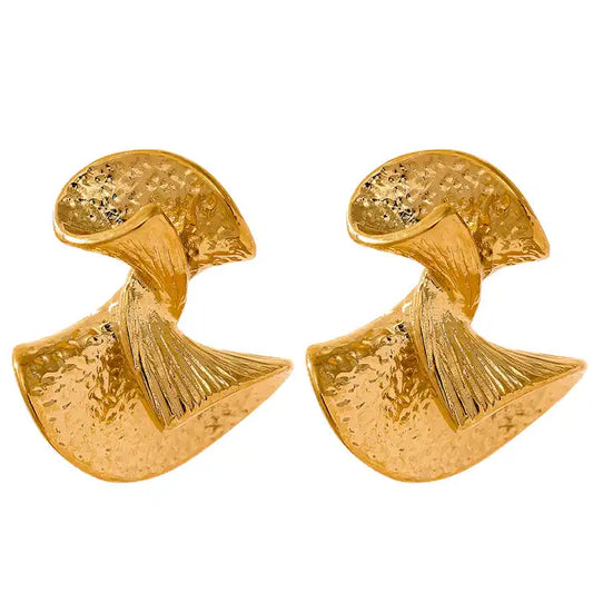 18k Guldpläterade Örhängen med en Charmig Fläktformad Design